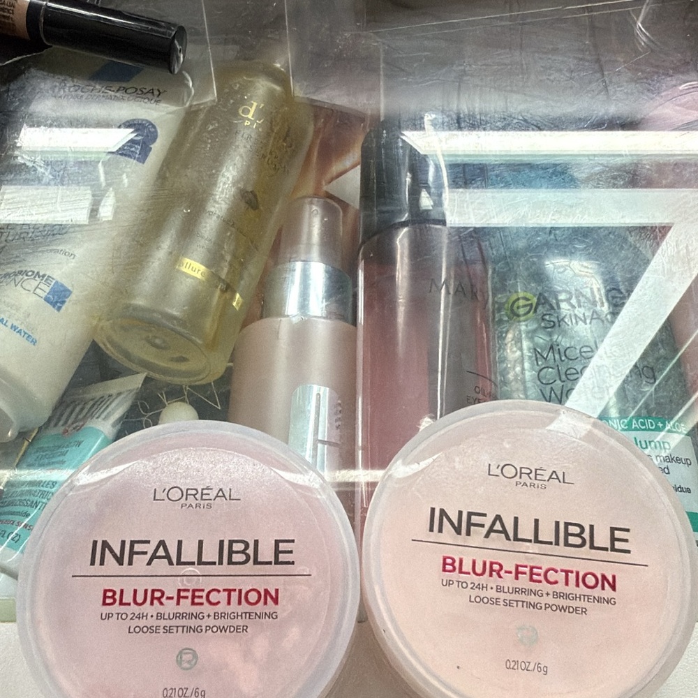 L'Oreal Infallible Blur-Fection Loose Setting Powder - Pink and White